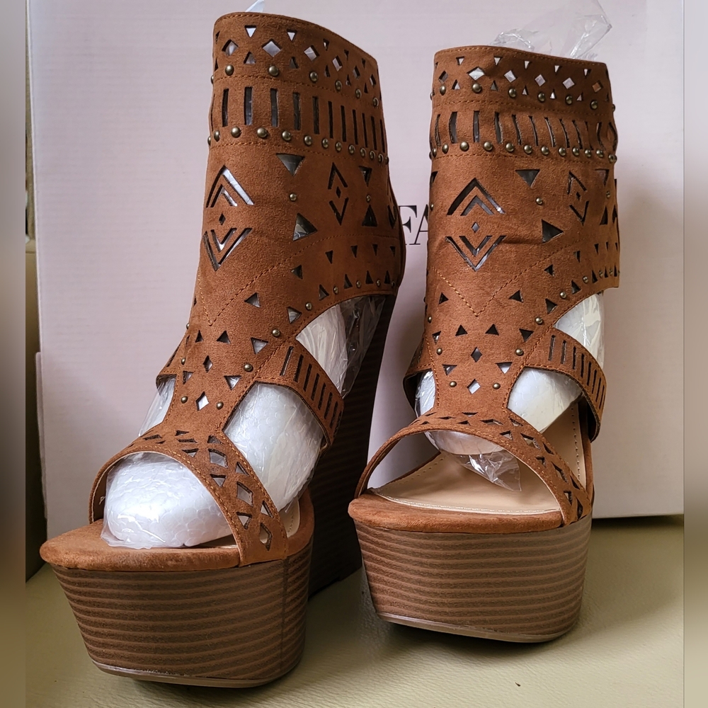 NIB sz.9 JustFab Wedge Sandals, Cognac
